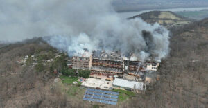 Szombaton lángokban állt a visegrádi Hotel Silvanus, több mint 200 embert kellett kimenekíteni