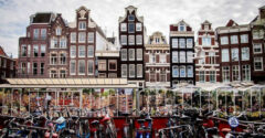 Amszterdam összevissza dülöngélő házai: miért állnak ilyen ferdén?