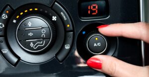 Így fogyaszt jobban az autó: a lehúzott ablak vagy a klíma a spórolósabb?