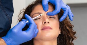 Mit tesz a botox az arccal? A doktornő csak az arca egyik felébe fecskendezte be az anyagot, és ez lett az eredménye