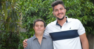 Egy Down-szindrómás apa orvost nevelt a fiából, és bizonyította, hogy a szeretet mindent lehetővé tesz