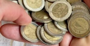 Többet ér, mint egy autó! Ellenőrizd a 2 eurósaidat, egyikük akár több ezer eurót is érhet