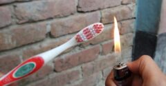 Fogkefe és öngyújtó? Ezt a trükköt ki kell próbálnod, remek háztartási segédeszközöd lesz belőle