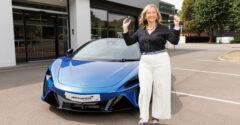 Egy nagymama nyerte a 115 milliós McLaren szuperautót – Ön is ezt tenné a helyében?