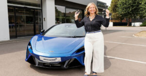 Egy nagymama nyerte a 115 milliós McLaren szuperautót – Ön is ezt tenné a helyében?
