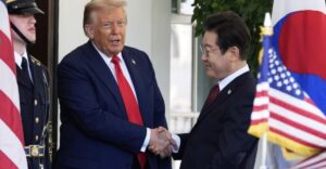 Trump felfedi a karján lévő zúzódások eredetét: egy ismert gyógyszert okol, amelyből szinte mindenkinek van otthon