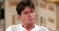 Charlie Sheen egy őszinte interjúban először beszélt a férfiakkal kapcsolatos szexuális tapasztalatairól
