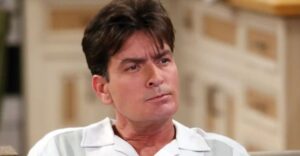 Charlie Sheen egy őszinte interjúban először beszélt a férfiakkal kapcsolatos szexuális tapasztalatairól