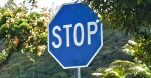 A magyarok zavarban vannak ettől: Mit jelent a kék STOP-tábla, és miért nem szabad figyelmen kívül hagyni?