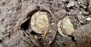 A kert téliesítése közben néhány érmét találtak. Fogalmuk sem volt róla, hogy egy több százezer eurós kincsre leltek