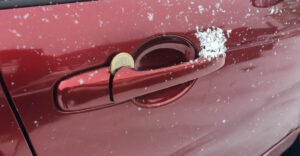 Érme az autó kilincse alatt: Miért teszik oda az emberek, és mit tegyünk, ha ilyet találunk?