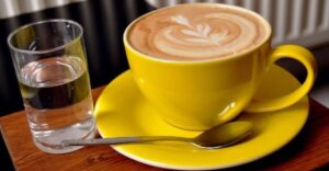 Tudod, miért szolgálják fel a kávé mellé a vizet a kávézókban? A legtöbben nem a rendeltetésének megfelelően használják