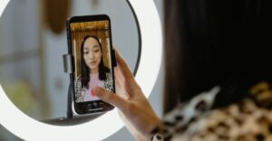 Kína szigorított az influenszerekkel kapcsolatban. EZEKRŐL a témákról csak egy feltétel mellett beszélhetnek nyilvánosan