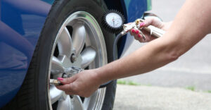 Ezt rontja el a legtöbb sofőr: így kell beállítani a guminyomást télen!