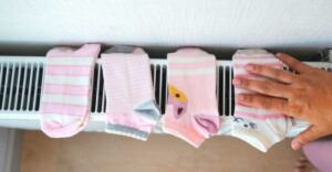 Sokan a radiátoron szárítják a ruhákat. A szakemberek figyelmeztetnek a gyakran figyelmen kívül hagyott kockázatokra