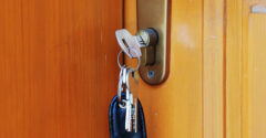 Csábítónak tűnik éjszakára a bejárati ajtó kulcsát a zárban hagyni, de rossz ötlet