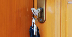 Csábítónak tűnik éjszakára a bejárati ajtó kulcsát a zárban hagyni, de rossz ötlet