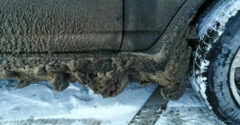 Megoldás a küszöbökön és kerékjárati íveken keletkező jégpáncélok ellen: egy téli trükk, amit csak a tapasztalt sofőrök ismernek
