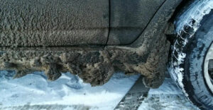 Megoldás a küszöbökön és kerékjárati íveken keletkező jégpáncélok ellen: egy téli trükk, amit csak a tapasztalt sofőrök ismernek