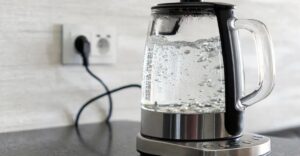 Tudod, miért nem érdemes a vízforralóban csak egy csészényi vizet felforralni? A vízforraló minimális vízszintjének megvan a maga jelentősége