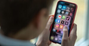 Tilos lesz a közösségi média a fiataloknak Nagy-Britanniában