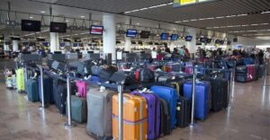 A magyarok egyik kedvenc szokása hamarosan véget érhet: egy apró részlet miatt előfordulhat, hogy a repülőtéren nem veszik át a poggyászodat