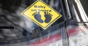 A népszerű „Gyerek az autóban” matrica veszélyes lehet: szakértők figyelmeztetik a szülőket