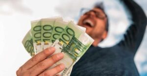 Amihez csak hozzányúlnak, pénzzé válik! A Neptunusz áprilisban elképesztő összegekkel halmozza el ezt a 3 csillagjegyet