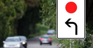 Autósok, figyelem! Tudják, mit jelent ez a piros pötty a táblán, amivel órákat spórolhatnak?