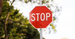 Ezért büntetnek meg tízezrekre a stoptáblánál: sokan nem jól tudják a szabályt