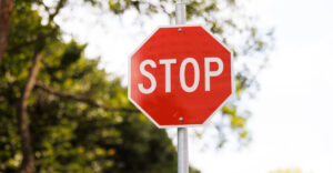 Ezért büntetnek meg tízezrekre a stoptáblánál: sokan nem jól tudják a szabályt