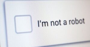 Az antirobot-ellenőrzés csapdaként működik: a csalók új módszere megfosztja az embereket megtakarításaiktól
