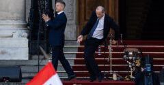„Gumilábú“ magyar miniszterről cikkezik a világsajtó, imádják Hegedűs Zsolt táncos attrakcióját