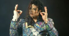 Miért viselt Michael Jackson ragasztószalagot az ujjain? A rajongók egy olyan részletet vettek észre a fényképeken, amelynek megvan a maga magyarázata