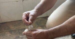 Rejtélyes férgek keserítik meg az egész település életét. Néhány lakos már az otthonát is elhagyja