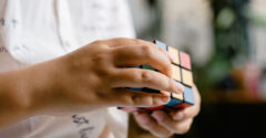 Világrekordot döntött a 6 éves kislány: 4,27 másodperces átlaggal rakta ki a Rubik-kockát