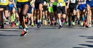 Betegszabadság alatt futott maratont egy alkalmazott. A bíróság  jelentős összegre kötelezte a munkáltatóját