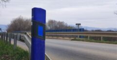 Mit jelent a kék oszlop az út mellett? Sokan NEM IS SEJTIK, hogy komoly veszélyre figyelmeztet